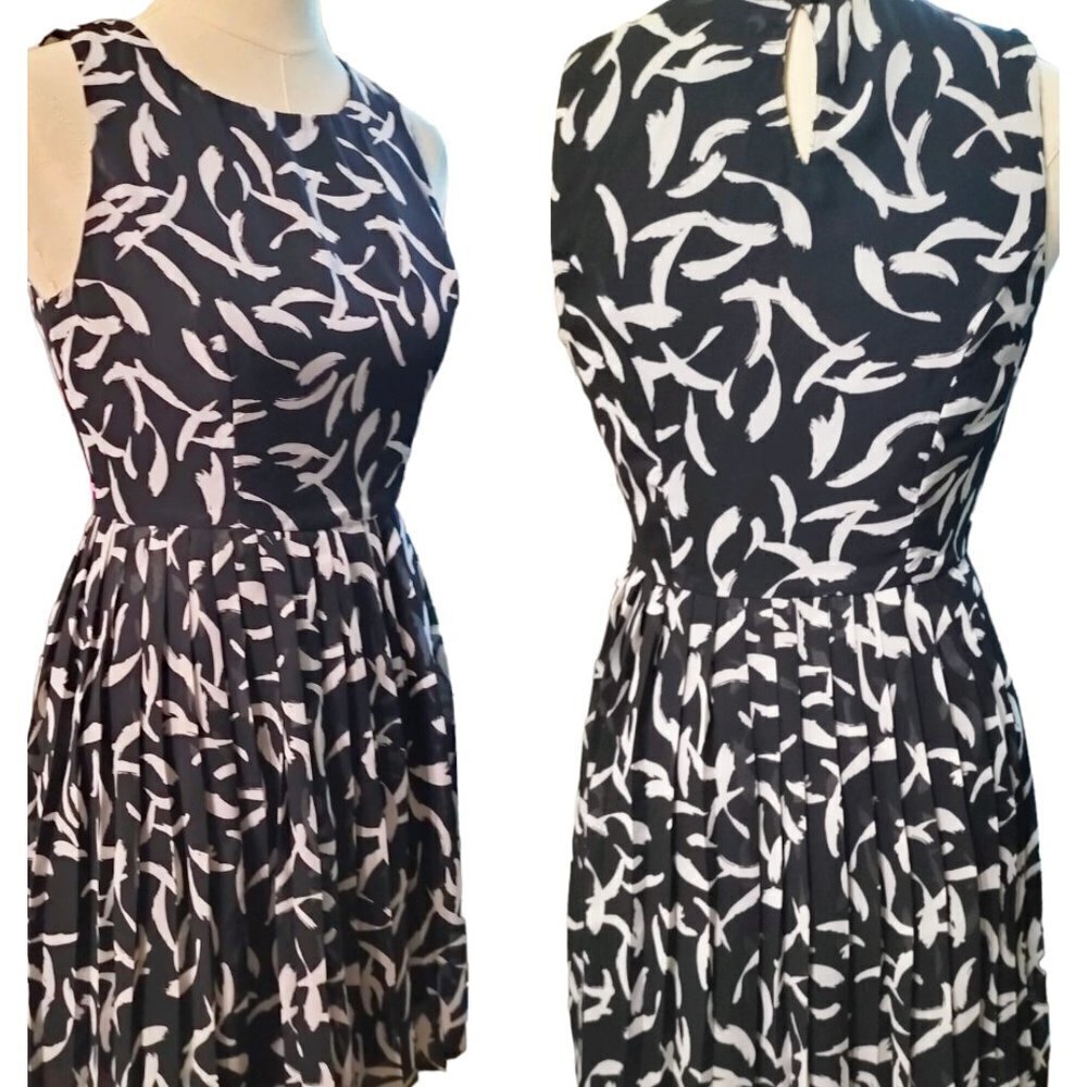 (862) Gap Black, Off White Pleated Mini Dress Size 2